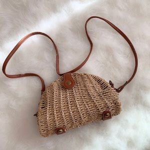 Clamshell clasp purse, basket weave material